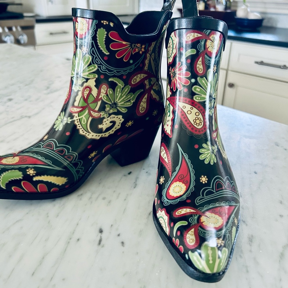 ☔️Madeline Booties Sz 8